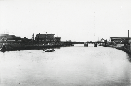 857347 Gezicht op de spoorbrug over de Weespertrekvaart bij de Omval te Amsterdam, met links de brugwachterswoning. Op ...